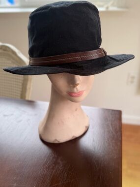 Grevi Black Hat with Red, Olive and Brown Plaid Lining